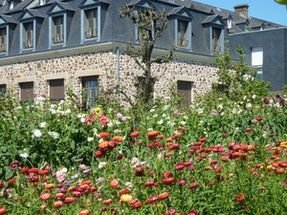 Le bâtiment « Béthanie » des sœurs aînées, avec des immortelles au 1er plan Le bâtiment « Béthanie » des sœurs aînées, avec des immortelles au 1er plan