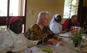 Au cours du repas festif à la Cté Myriam. Au 1er plan, Mgr Jean-M. Compaoré Au cours du repas festif à la Cté Myriam. Au 1er plan, Mgr Jean-M. Compaoré