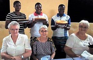 Sr Marie, entourée de Srs Andréa et M. Jo et de novices apportant les gâteaux Sr Marie, entourée de Srs Andréa et M. Jo et de novices apportant les gâteaux