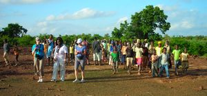 Les scouts et les jeunes du village
