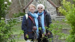 A la Cité St Pierre, M. Louise et Béatrice devant la chapelle Ste Bernadette A la Cité St Pierre, M. Louise et Béatrice devant la chapelle Ste Bernadette
