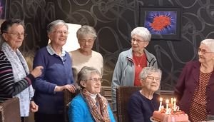 Les 7 fêtées autour du gâteau d'anniversaire, dans l'attente du feu d'artifice… Les 7 fêtées autour du gâteau d'anniversaire, dans l'attente du feu d'artifice…