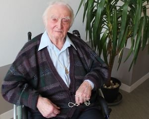 Le Père Balluet à La Guilmarais, son chapelet toujours à la main ! Le Père Balluet à La Guilmarais, son chapelet toujours à la main !