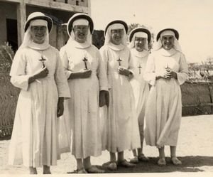 1961 : Les 5 premières sœurs missionnaires, Sr Léonie est la deuxième à G. 1961 : Les 5 premières sœurs missionnaires, Sr Léonie est la deuxième à G.