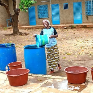 9 - Sr Véronique fait des réserves d'eau en prévision des coupures