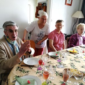 Avec les invitées : Michelle (2e, debout) et Claudine (3e)