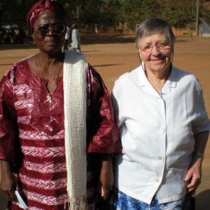 Sr Denise Guérin, qui a œuvré 46 ans au Burkina Faso, en compagnie d'une représentante de Salembaoré