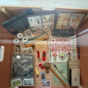 2 Vitrine des archives des Sœurs du Christ Rédempteur