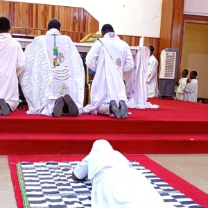 4 - Prostration d'offrande devant l'autel
