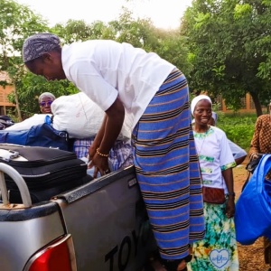 Entraide fraternelle lors du chargement au départ de Ouaga…