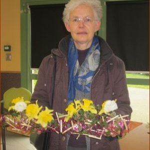 Sr Madeleine présente la composition florale d'action de grâces préparée à l'IME