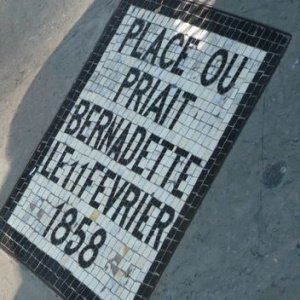 Place où priait Bernadette le 11 février 1958