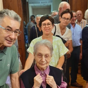 Anna entourée de sa famille
