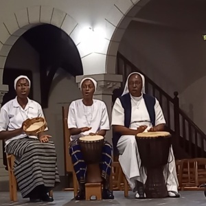 … accompagnées au tam-tam par sœurs Juliette, Lidie et Pélagie