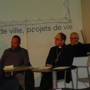 Au centre, Matthieu ROUGE, évêque de Nanterre