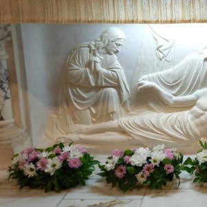Notre-Dame des 7 Douleurs, bas-relief fleuri au pied de l'autel