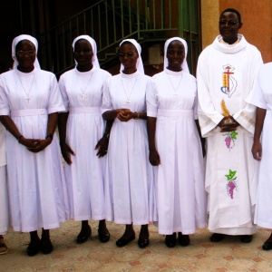 De G. à D. : Sr Yvonne M. (conseillère générale), Srs Béatrice, Irène M., Véronique, M. Hélène, Abbé David, Srs Marthe Claire, Irène B, Odile, Catherine
