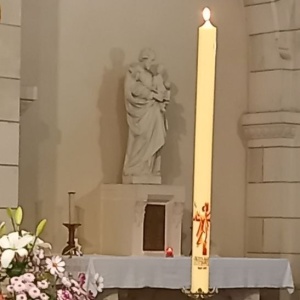 Sont apportés solennellement : d'abord le Cierge jubilaire « au Christ Ressuscité »