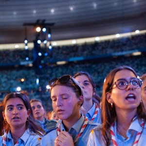 Des jeunes en prière au stade