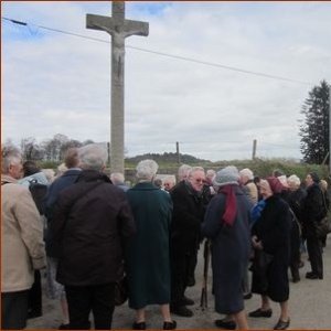 Rassemblement près de la grande Croix qui se dresse au carrefour
