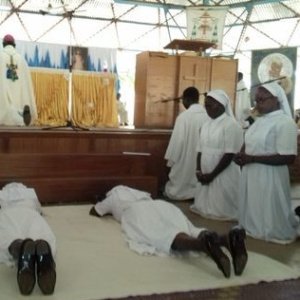 Prostration pendant le chant de la litanie des saints