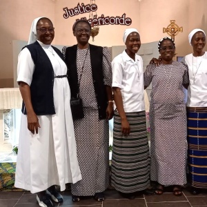A l'issue de la messe, nos jeunes sœurs africaines sont heureuses de « poser » devant l'autel