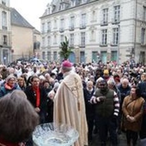 Rite de l'aspersion devant la Cathédrale