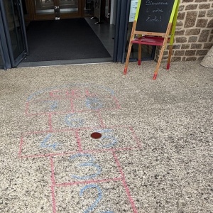 Marelle à l'entrée de l'exposition