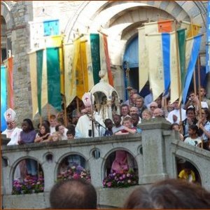 Mrg d'Ornellas et Mgr Souchu au « balcon » devant la chapelle, entourés d'enfants joyeux et priants