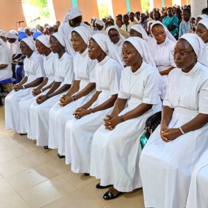 4 - les 7 sœurs nouvellement engagées avec sr Eveline, conseillère générale (à dr.)