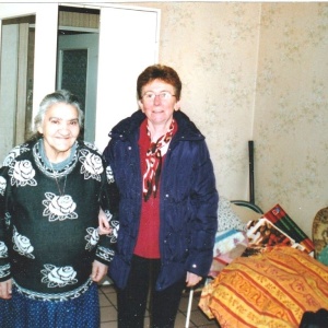 Sr Hélène H. et une Gitane : joie d'être là, côte à côte