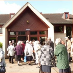 Rencontres et entrée dans la Salle de Conférence