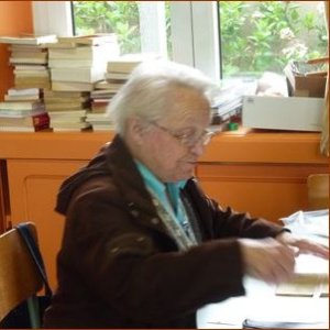 Une personne bénévole au service de la bibliothèque