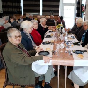Une table des sœurs invitées