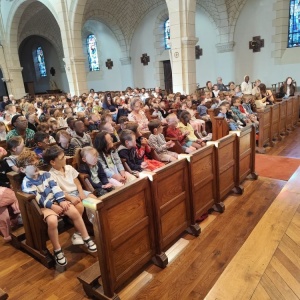 Les enfants à la chapelle de Rillé