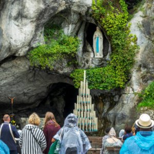 Une ferveur ininterrompue à la grotte