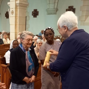 Remise du cierge du Jubilé (petit format) à chaque communauté par la supérieure générle Sr Marie-Jo. Ici à la communauté de Pontmain