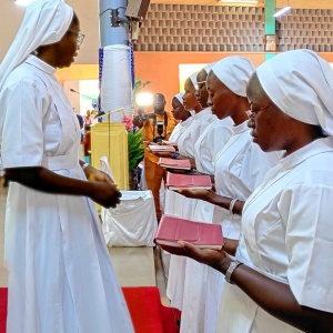 3 - Sr Eveline, conseillère générale, remet à chacune la Règle de Vie des Sœurs du Christ Rédempteur