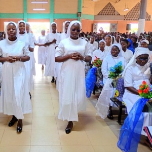 2 - Les jeunes sœurs reviennent revêtues de l'habit religieux