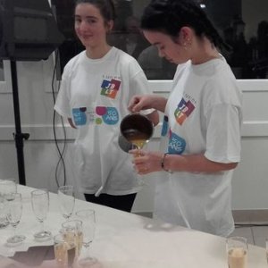 C - Des jeunes lycéennes d'aujourd'hui au service de leurs aînés, élèves hier