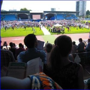 Les chrétiens envahissent la pelouse et les gradins du stade