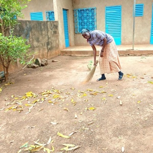 8 Temps du balayage de la cour : sr Bertine fait la chasse aux feuilles de manguiers