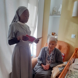 Sr Lidie : être des « yeux » pour une sœur mal voyante