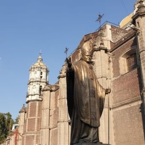 Statue de Jean-Paul II, près de l'ancienne Basilique