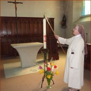 Sr Ines, Sœur de Jésus crucifié, éteint la flamme du cierge pascal