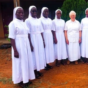 Les jeunes qui viennent de s'engager. Avec Sr Yvonne Mouëzy, conseillère générale