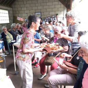 Partage de souvenirs et de gâteaux (Sr M. Angèle présente le plateau)