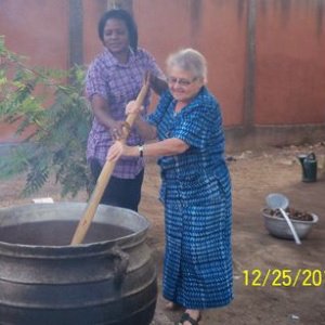 Christine, femme de l'aumônerie, et Sr Geneviève tournant la sauce