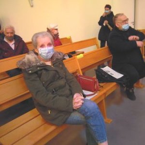 Avant la célébration, les personnes sont dispersées dans la chapelle
