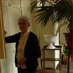 Sr Thérèse-Yvonne dans la sacristie où toute chose est remise à sa place pour la Sœur qui va lui succéder